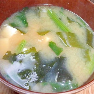 豆腐とわかめと冷凍ほうれん草の味噌汁